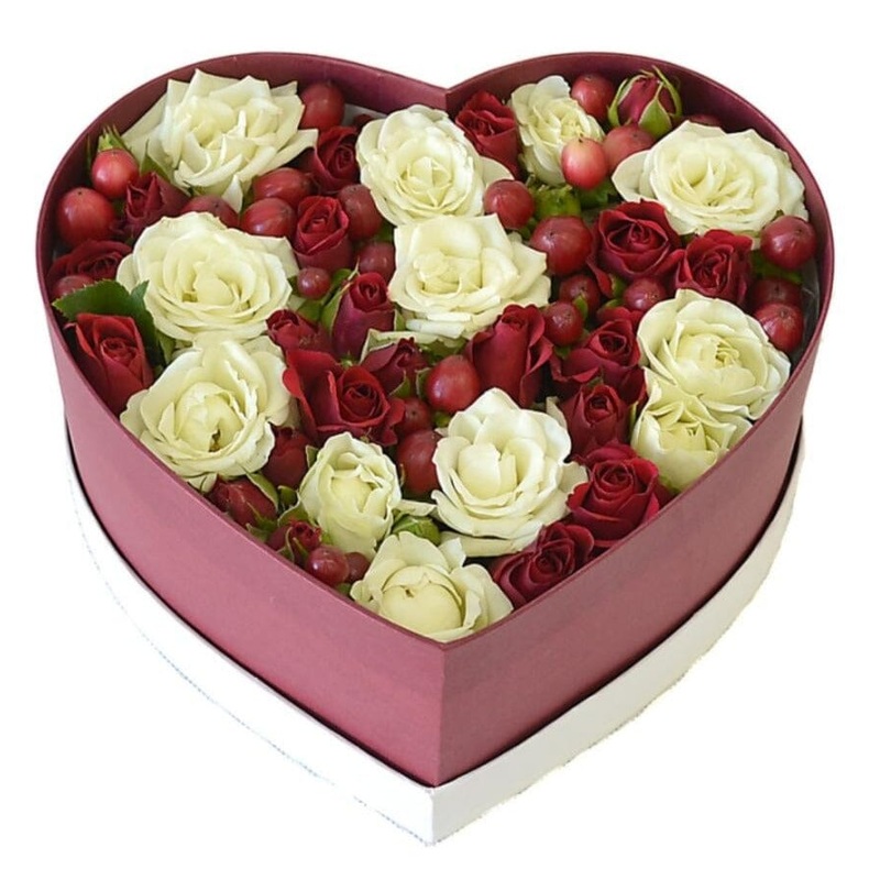 Spray Roses with Hippericum Berries Chic Box